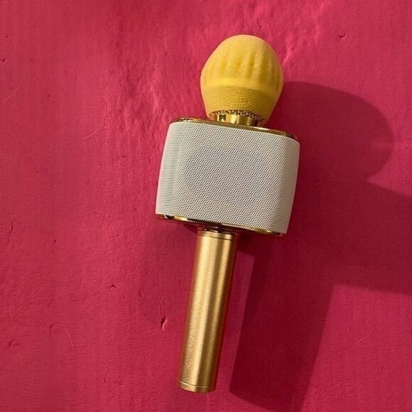 BLUETOOTH KARAOKE MICROPHONE MACHINE-LIKE NEW - Picture 2 of 3